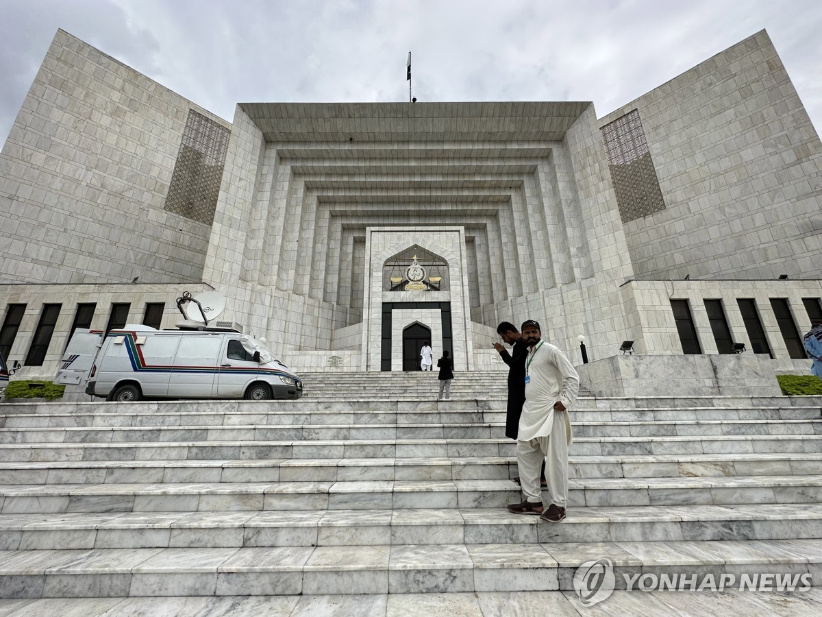 파키스탄 대법원 "칸 전 총리 지지 민간인 대상 군사재판 위헌"