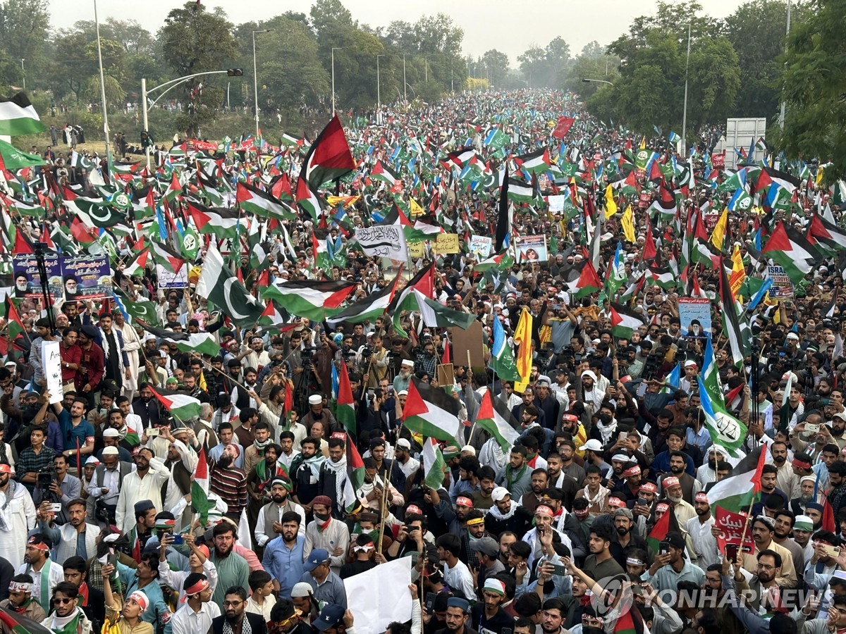 [이·팔 전쟁] 파키스탄서 수천명 이스라엘 항의 집회…美·英 등 국기도 태워