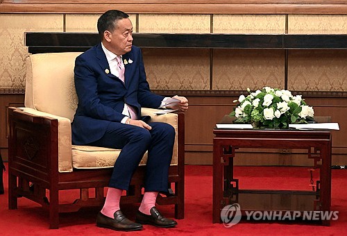 정상회담서 빨강·핑크 양말…태국 총리 '파격 패션' 논란