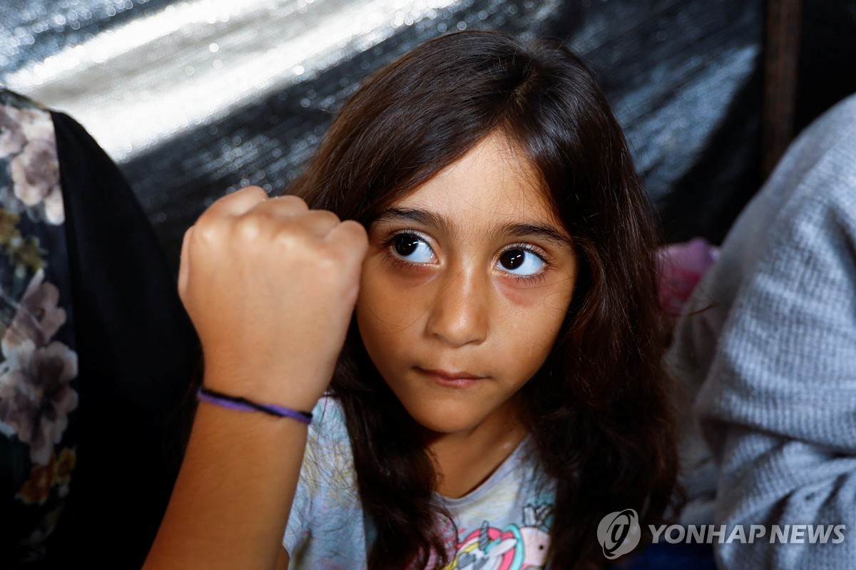 [이·팔 전쟁] 무연고 집단매장 피하려…아이에게 팔찌채우는 팔 부모들