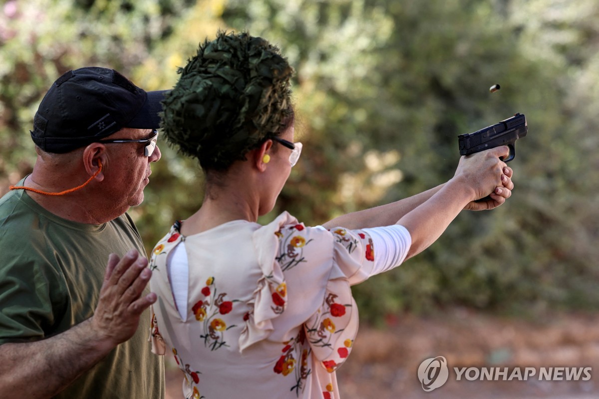 하마스 허찔린 이스라엘, 총기규제 완화…"없어서 못팔아" 불티