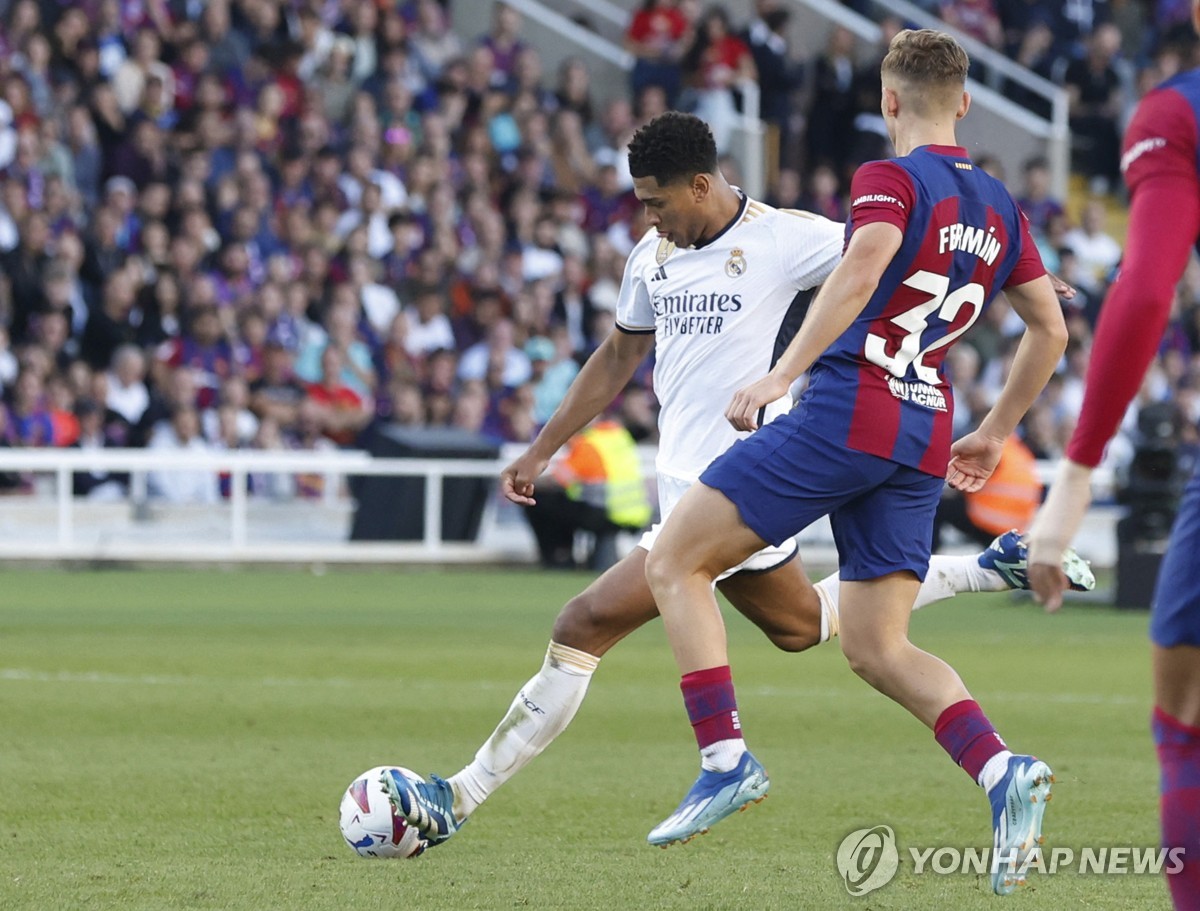 '벨링엄 멀티골' 레알 마드리드, 올 시즌 첫 엘클라시코 2-1 승