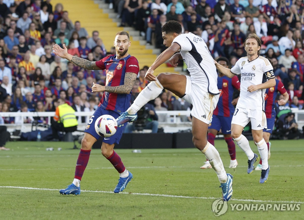 '벨링엄 멀티골' 레알 마드리드, 올 시즌 첫 엘클라시코 2-1 승