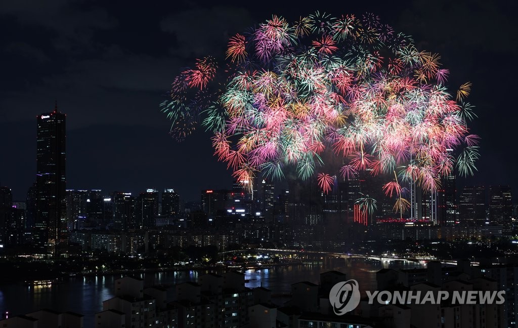 한강서 '100만 인파' 세계불꽃축제…정부 "안전관리에 만전"