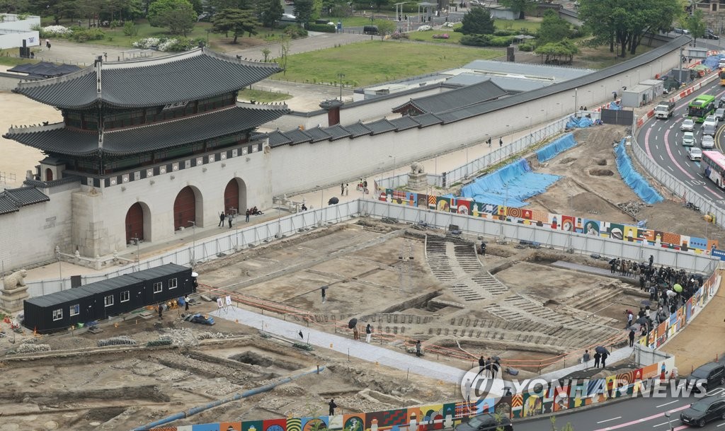 100년 만에 다시 걷는 역사의 길…광화문 월대·현판 오늘 공개