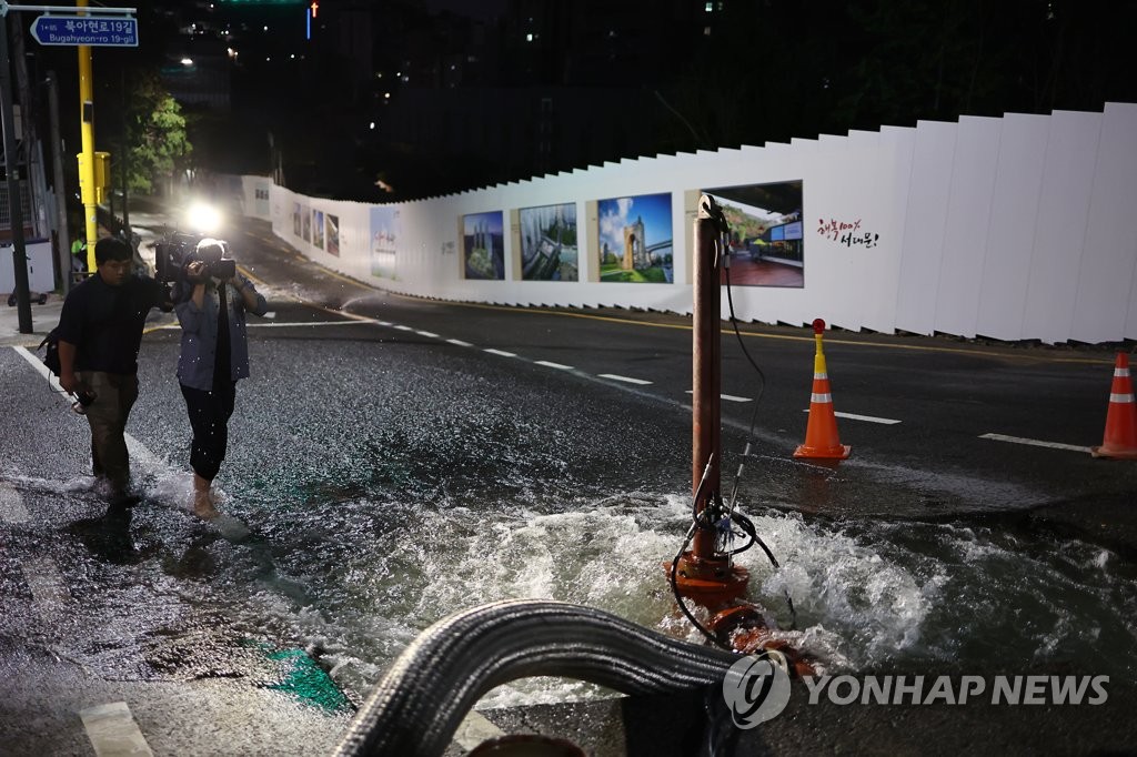 '상수도관 파열 싱크홀' 6년간 40건…노후 상수도관 문제