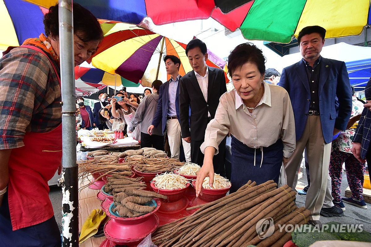 총선 앞 기지개 켜는 전직 대통령들…행사 참석·온라인 소통