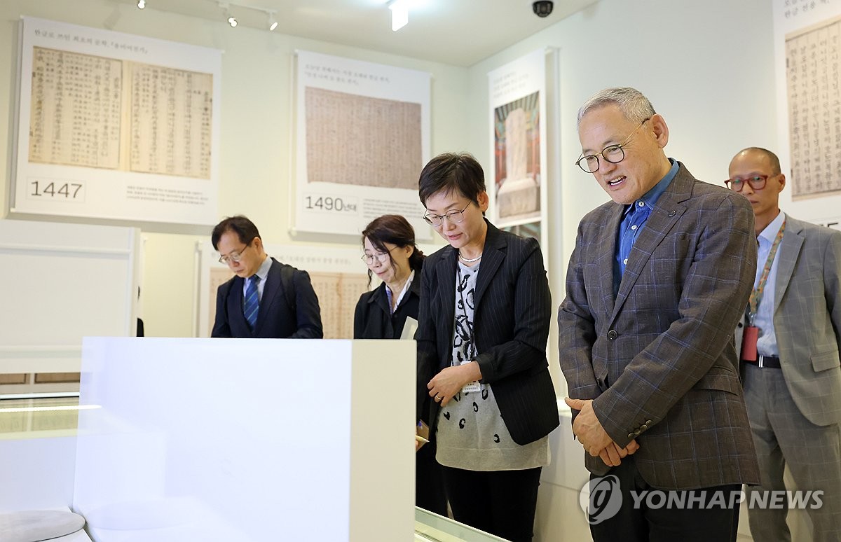 유인촌 장관, 한글박물관 방문…"한국어 가치 높여주길"