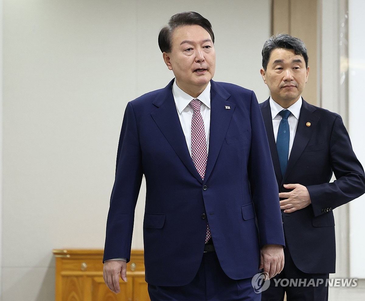 尹, 수사준칙 개정안 통과에 "검·경 경쟁 말고 시너지 내야"