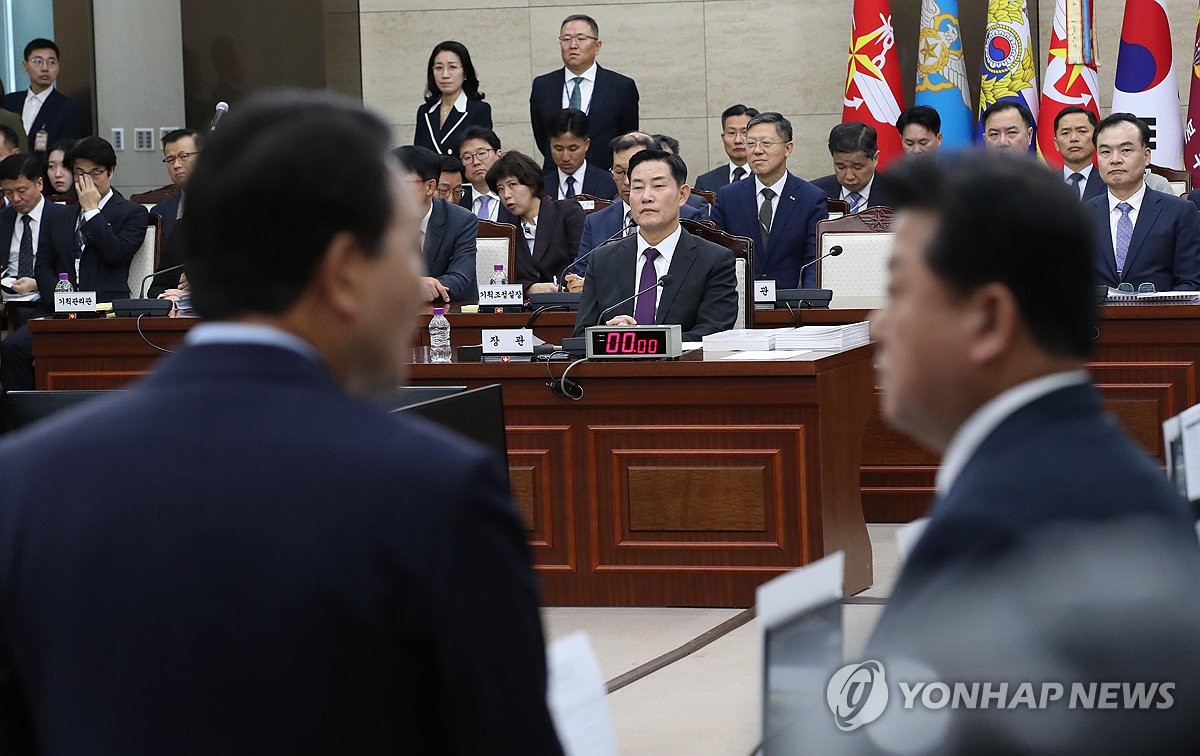 [국감현장] 국방위, '신원식 임명철회' 野피켓에 8시간 지연개회(종합2보)