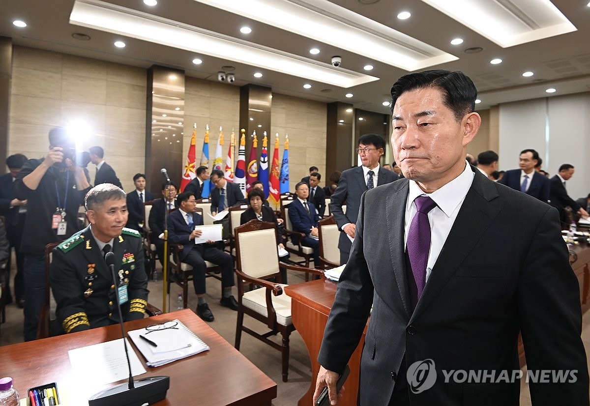 [국감현장] 국방위, '신원식 임명철회' 野피켓에 8시간 지연개회(종합2보)