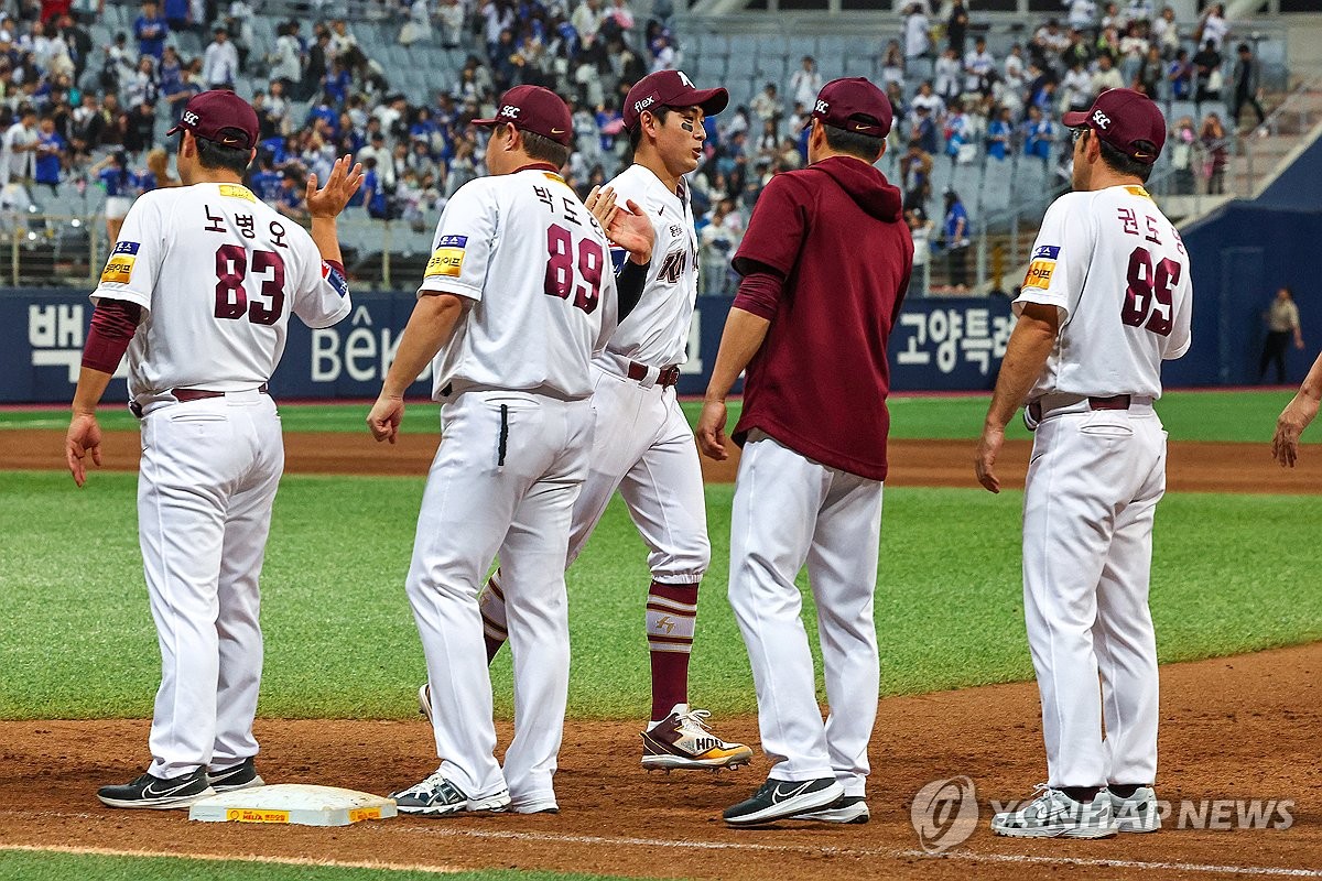 동료들과 승리 세리머니 하는 이정후
