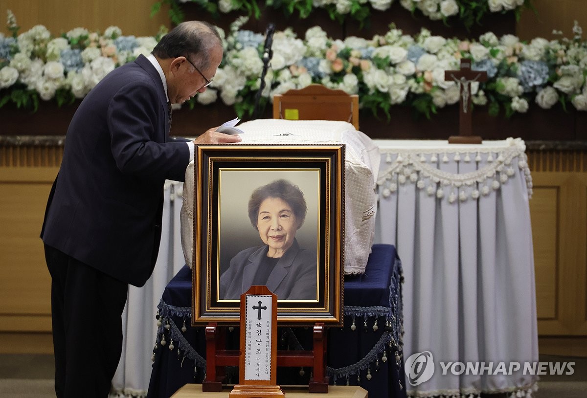 故김남조 시인 영면…"그곳에서 새로 쓰신 시를 읽어주세요"