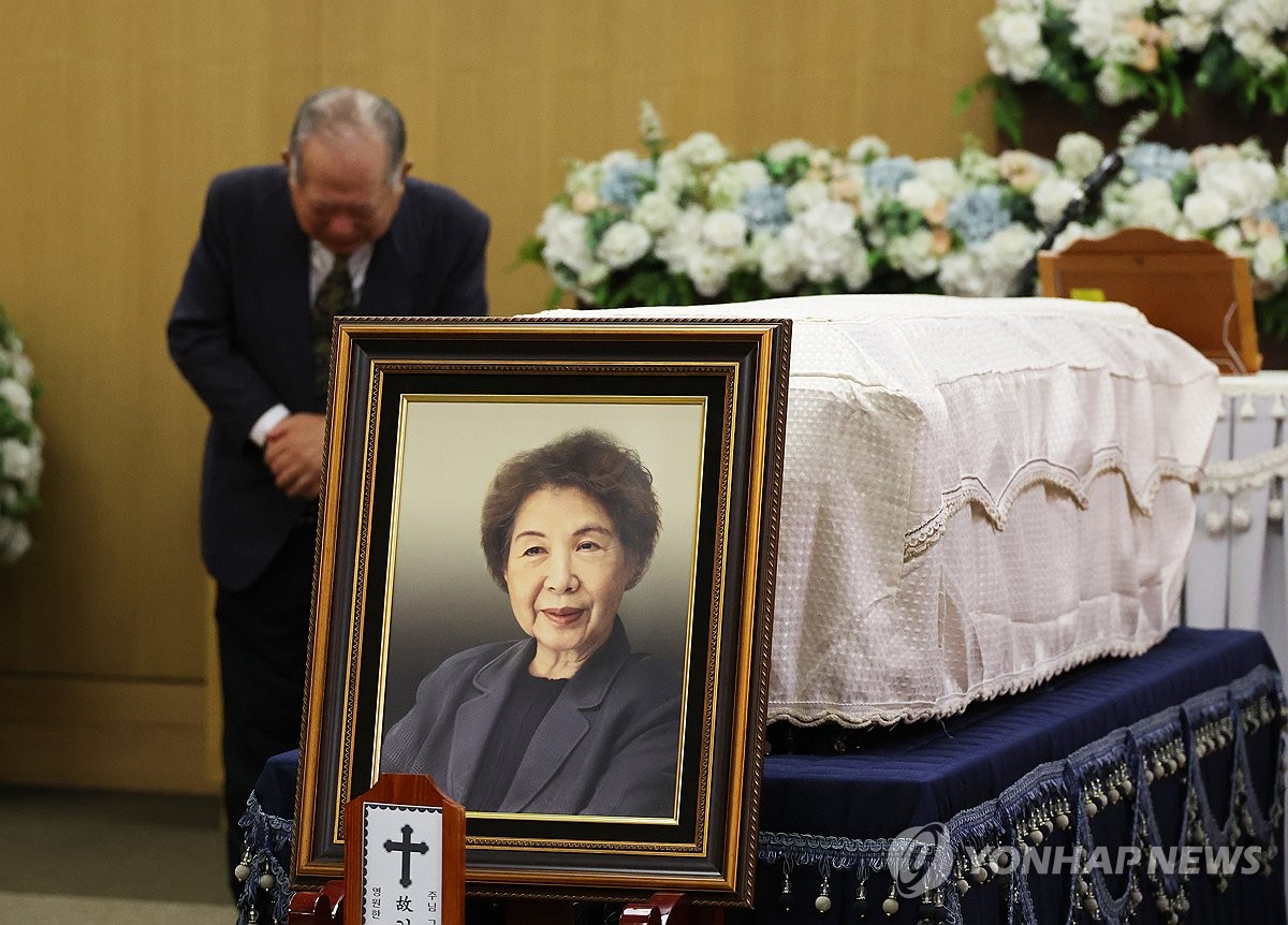 故김남조 시인 영면…"그곳에서 새로 쓰신 시를 읽어주세요"