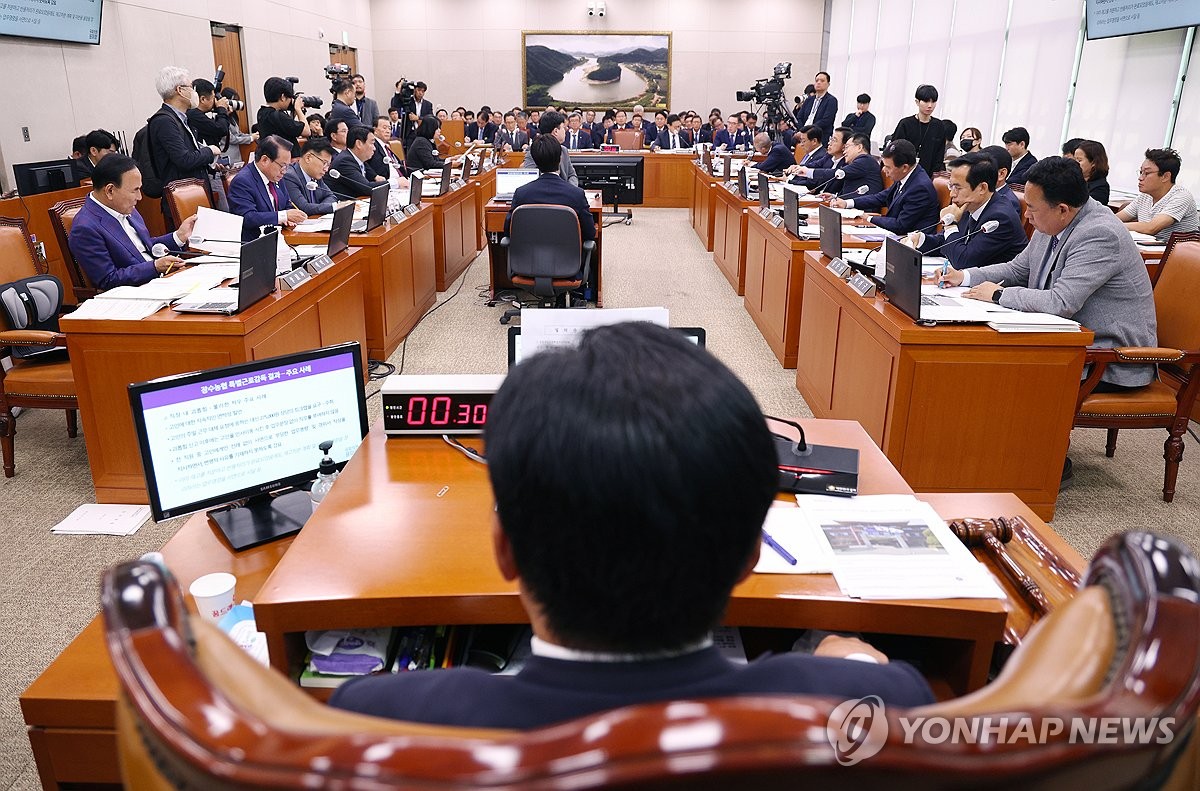 수장 없이 진행된 농협중앙회·금융지주 국감…野 "유감"