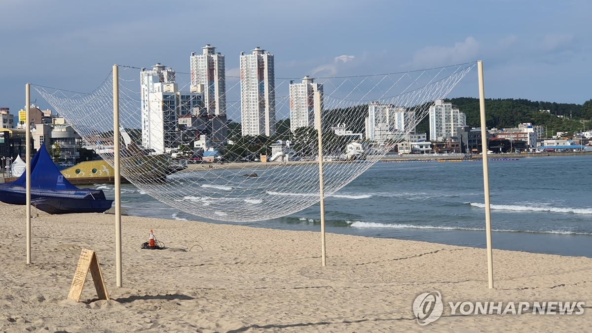 "미술 전시장으로 변한 일광해수욕장"…2023 바다미술제 개막