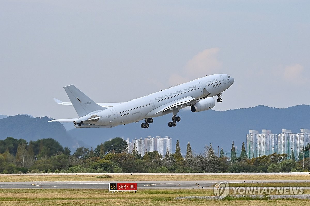 이스라엘서 군수송기로 대피한 한국인 163명 서울공항 무사 도착