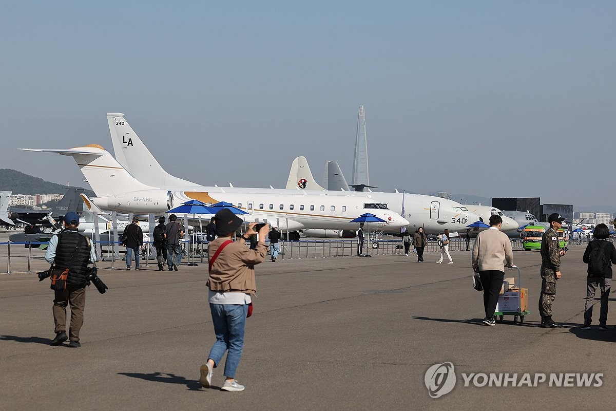 '서울 ADEX' 개막…B-52·KF-21 등 한미 공중전력 축하비행(종합)