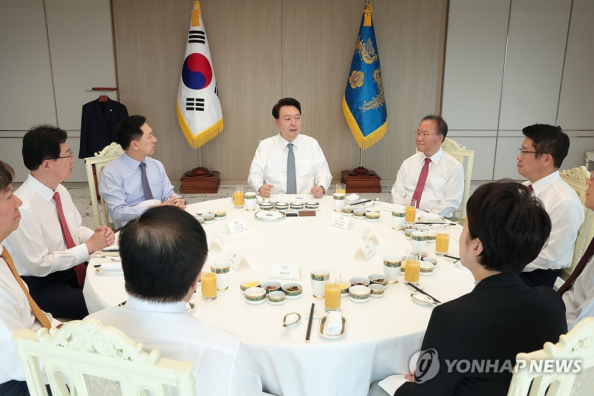 與지도부, 尹과 깜짝회동…"당이 주도적으로 민생정책 이끌겠다"(종합)