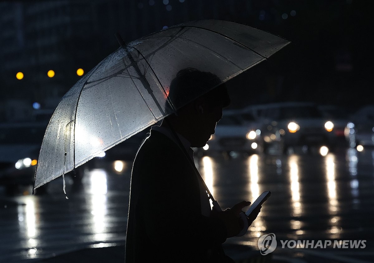 중부·전라권 비에 우박까지…경기 남부 미세먼지 '나쁨'