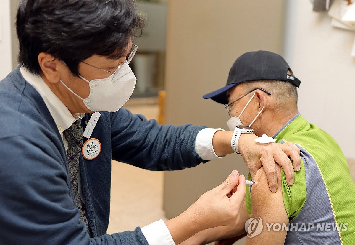 질병청장 "고위험군 코로나19 치명률 높아…백신접종 동참을"