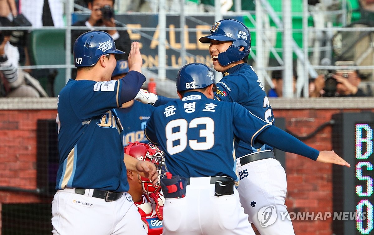 대타 김성욱 벼락같은 결승 투런포…NC, 준PO 1차전서 기선제압(종합)