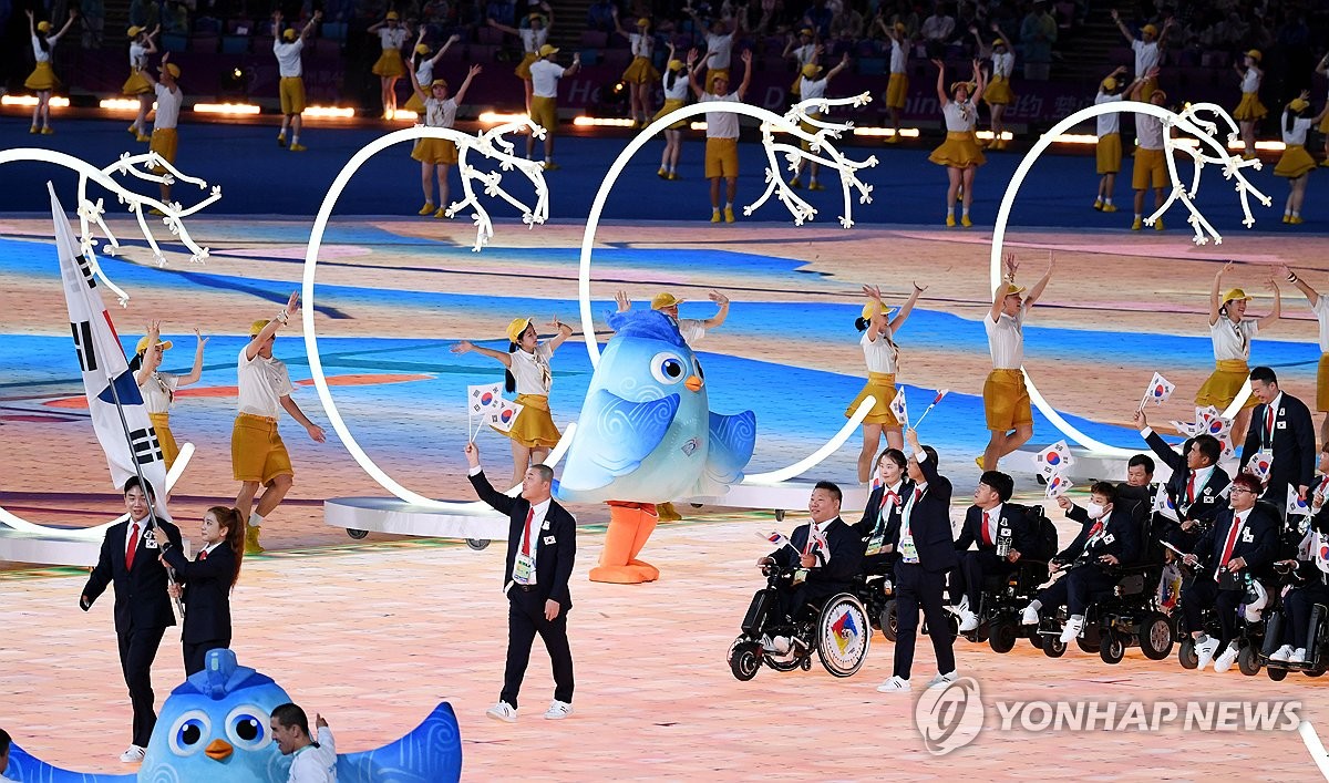 태극기 맞잡고 선두에…서로의 손과 눈이 된 김희진과 주정훈