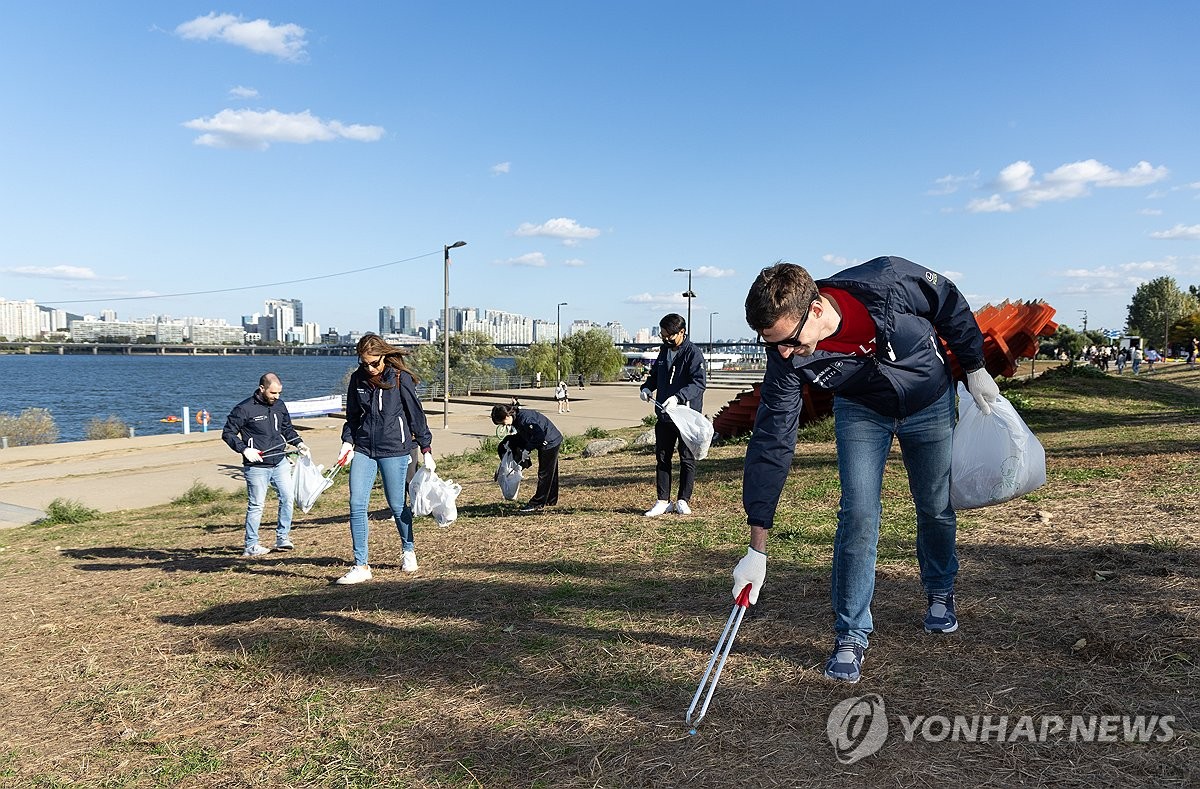 대한항공-델타항공 임직원 150명, 한강서 '줍깅' 봉사활동