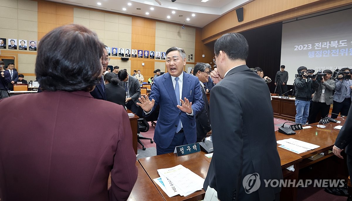 잼버리 파행 '네 탓' 공방 첨예…새만금 예산 삭감에 여야 고성