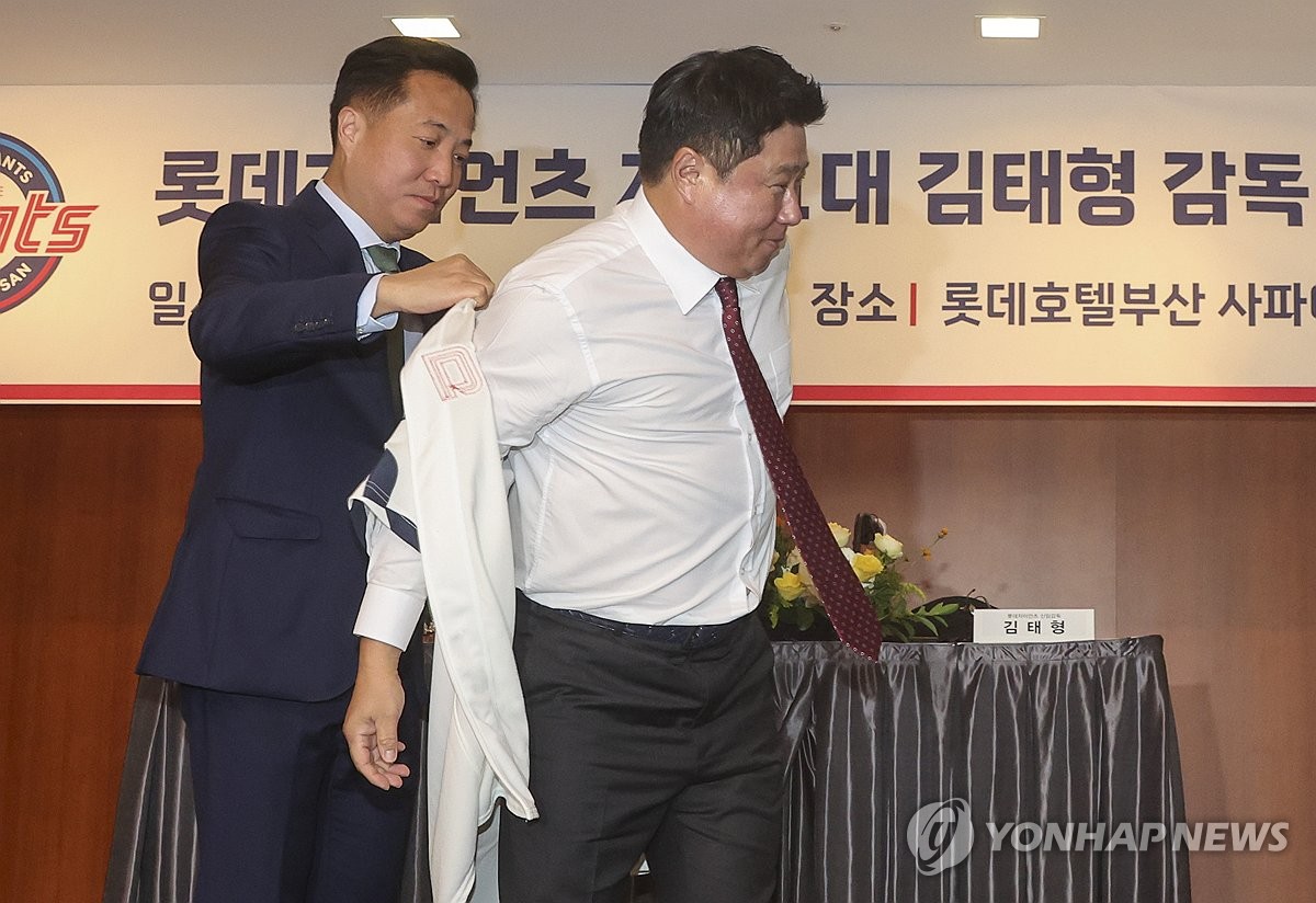 롯데 지휘봉 잡은 김태형 감독 "화끈한 공격 야구로 우승 도전"