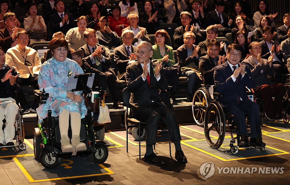 모두예술극장 개관…유인촌 "장애·비장애인이 소통하는 장"