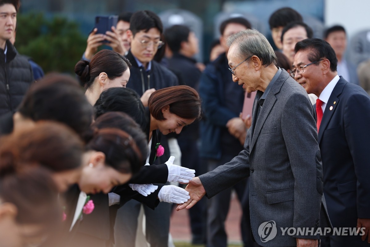 MB, 사면후 첫 4대강 방문…강천보서 "4대강 정치적 이용 안돼"