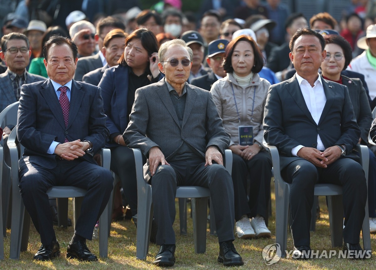 총선 앞 기지개 켜는 전직 대통령들…행사 참석·온라인 소통