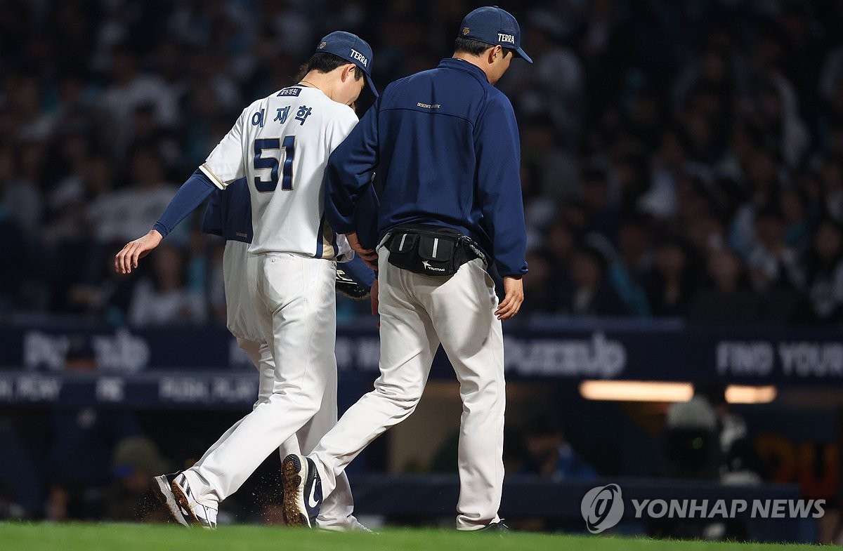 직선타에 손 맞은 NC 투수 이재학…이 악물고 송구한 뒤 교체