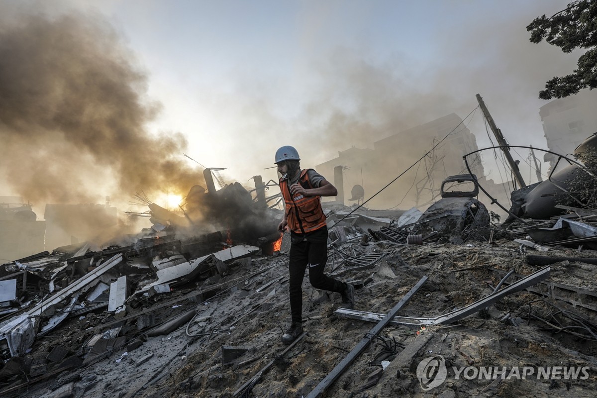 "이스라엘 지상군, 밤새 가자지구에 '비교적 대규모' 공격"