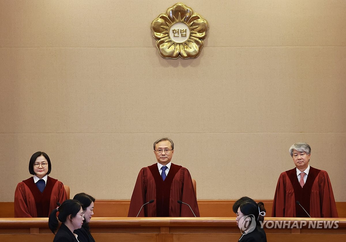 헌재, 학생에 '레드카드' 준 교사 기소유예 취소…"정상적 훈육"