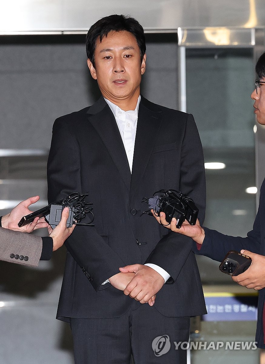 이선균이 고소한 룸살롱 실장 "3억받았지만 나도 협박당해"(종합)