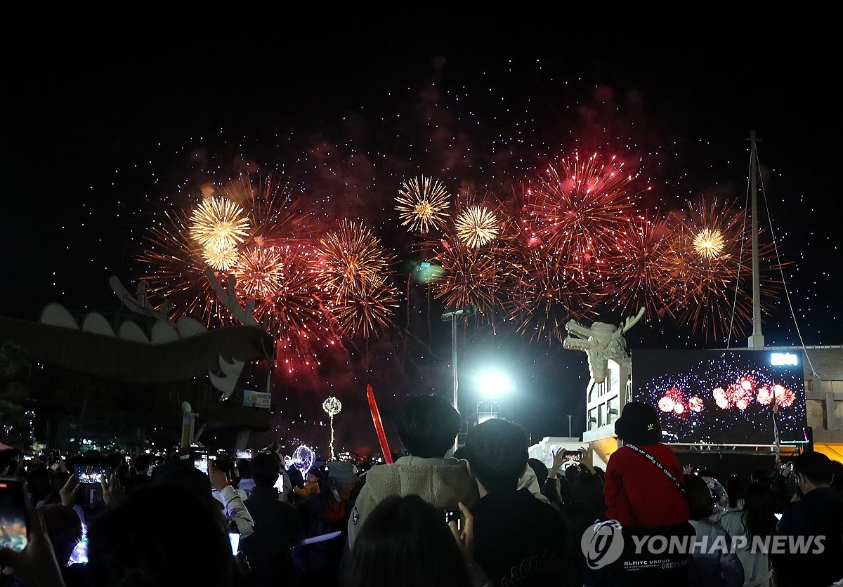 여수 불꽃축제 인산인해…"한곳에 몰리지 않게" 인파 관리