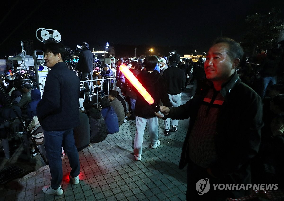 여수 불꽃축제 인산인해…"한곳에 몰리지 않게" 인파 관리