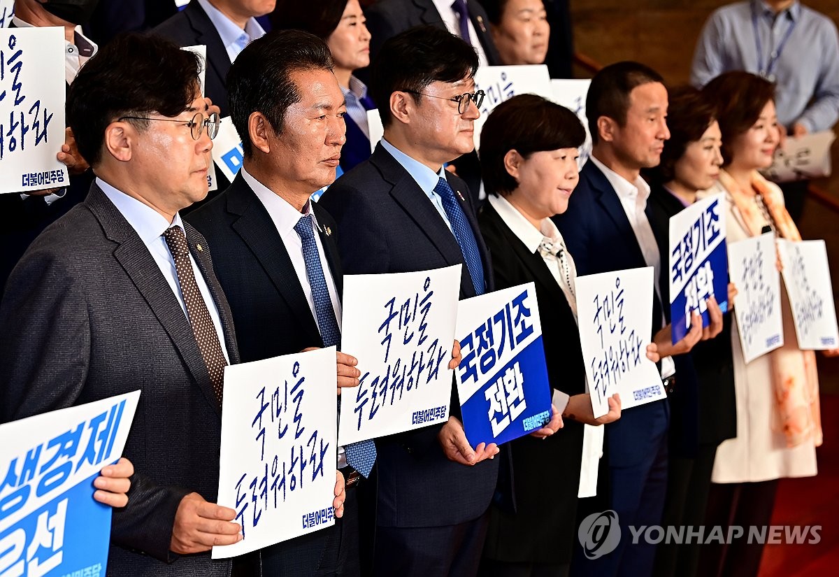 민주, 尹대통령 국회 입장 때 피켓시위…尹은 눈길 안 줘(종합)