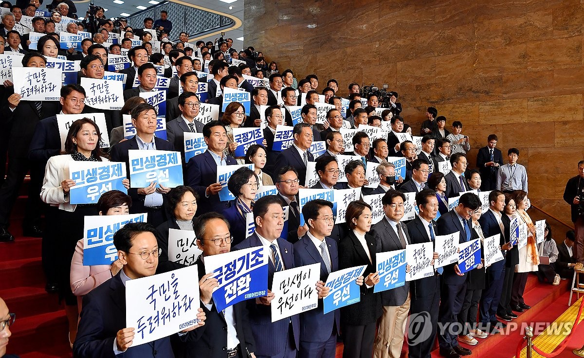 尹 시정연설 여당만 32차례 박수…野 보이콧 없이 '피켓시위'