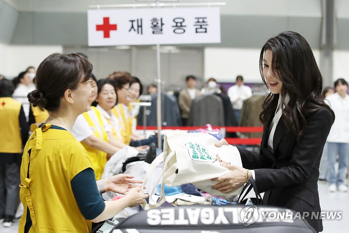 김건희 여사, 적십자 바자 행사 참석…에코백 기증