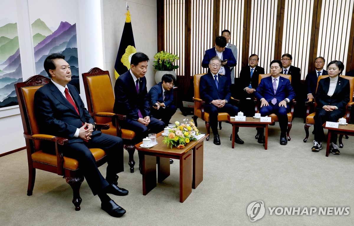 국회서 3시간 머무른 尹, 의원들 만나 "소중한 말씀 다 메모했다"(종합)