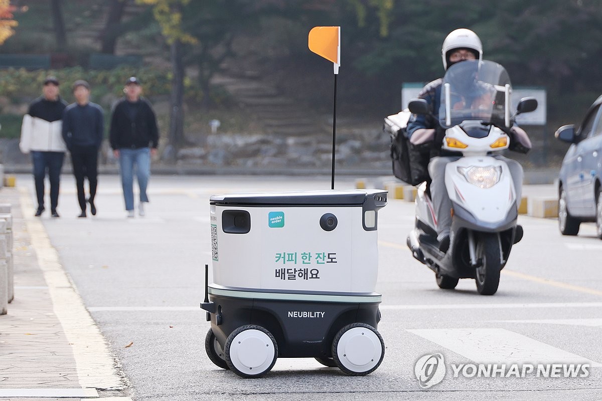 캠퍼스 누비는 배달 로봇…장애물 피해 고객에 '배송 완료'