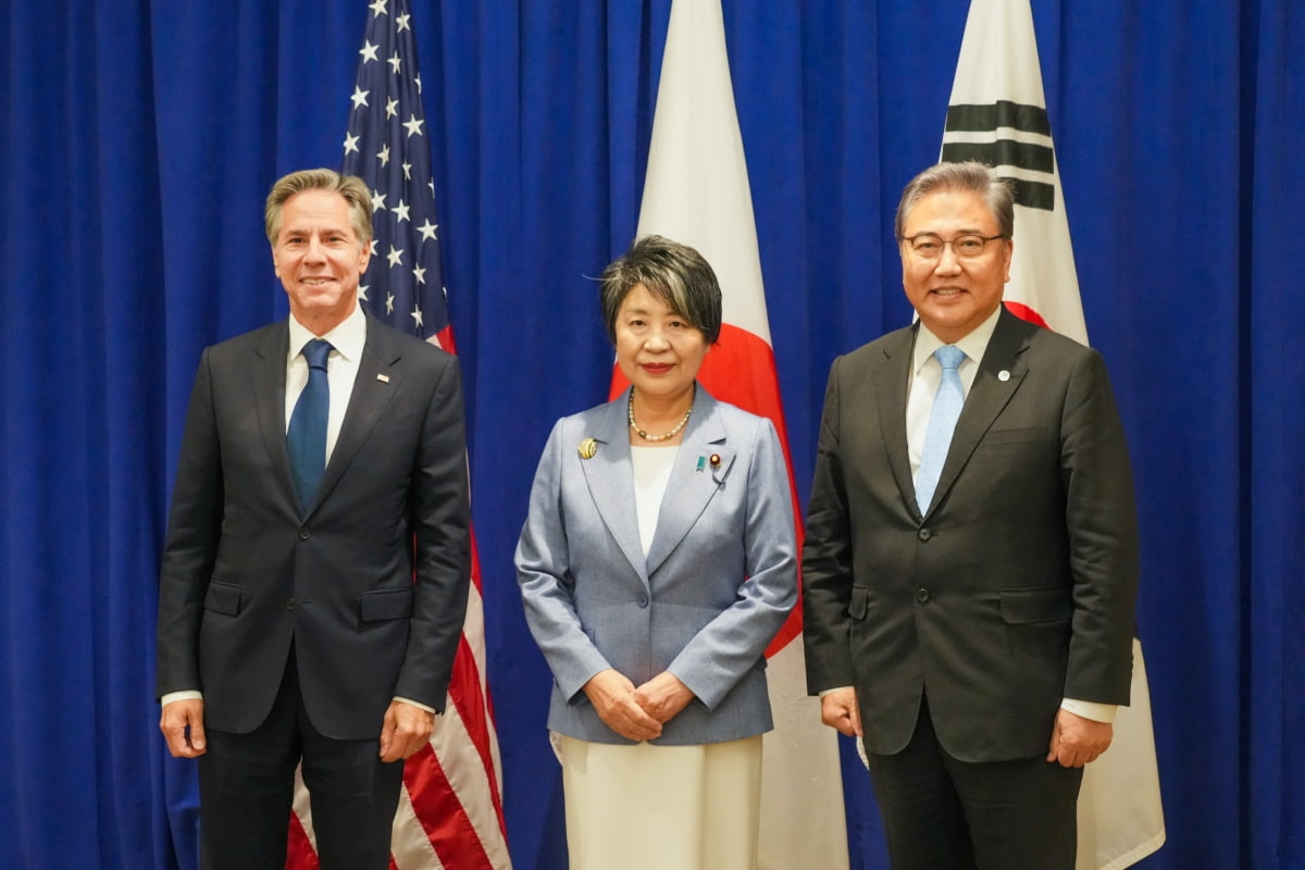 박진 외교부 장관(오른쪽)과 토니 블링컨 미국 국무장관(왼쪽), 가미카와 요코 일본 외무상이 기념촬영을 하고 있다./사진=연합뉴스