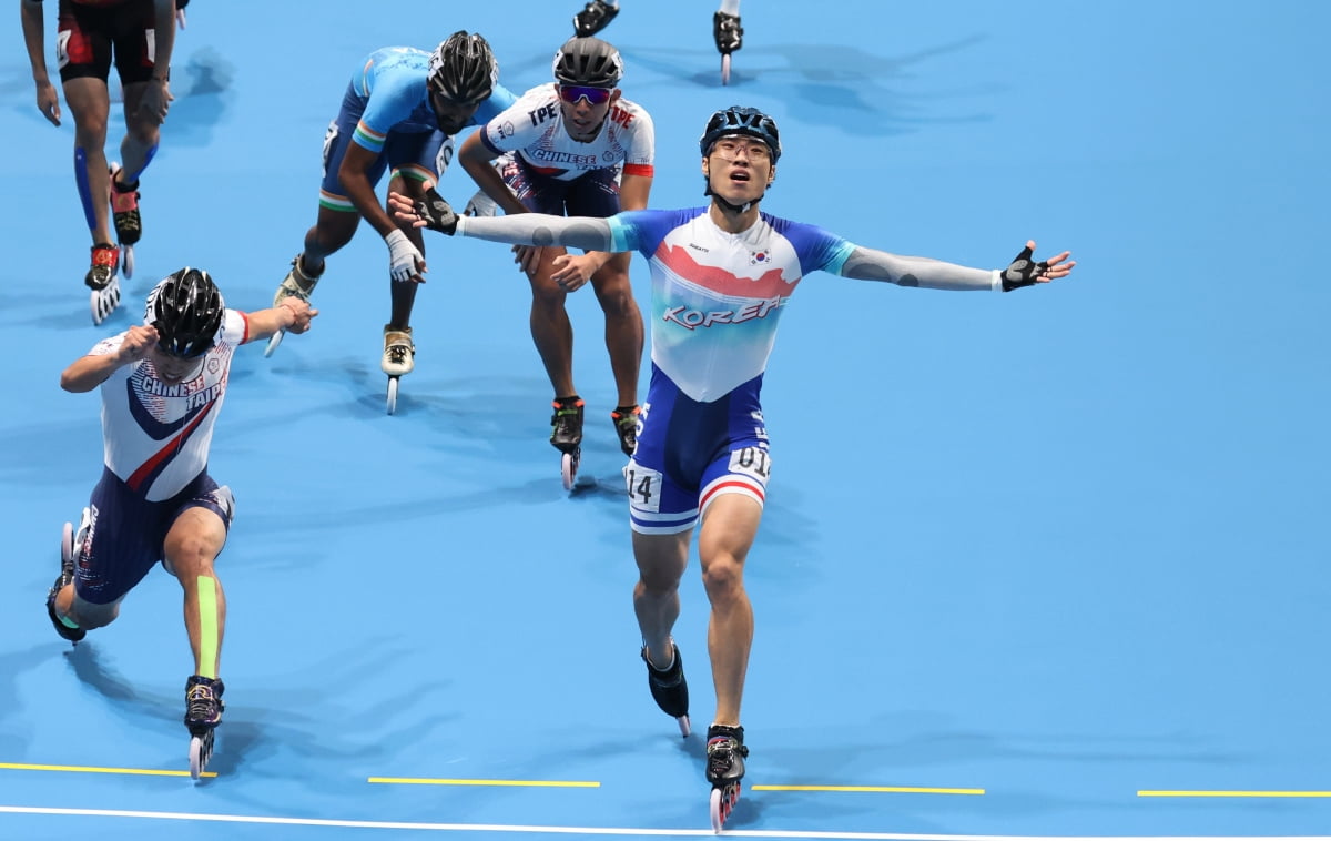 항저우 아시안게임 롤러스케이트 남자 스피드 1000ｍ 결승에서 최광호가 1위로 피니시 라인을 통과하고 있다./사진=연합뉴스