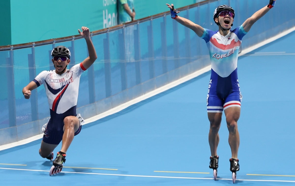 2일 열린 항저우 아시안게임 롤러스케이트 남자 스피드 3000m 계주 결선에서 한국 마지막 주자 정철원(오른쪽)이 결승선을 통과하며 세리머니를 하는 동안 카지노사이트 황위린이 발을 쭉 뻗으며 0.01초 차로 역전 우승했다. / 사진=연합뉴스