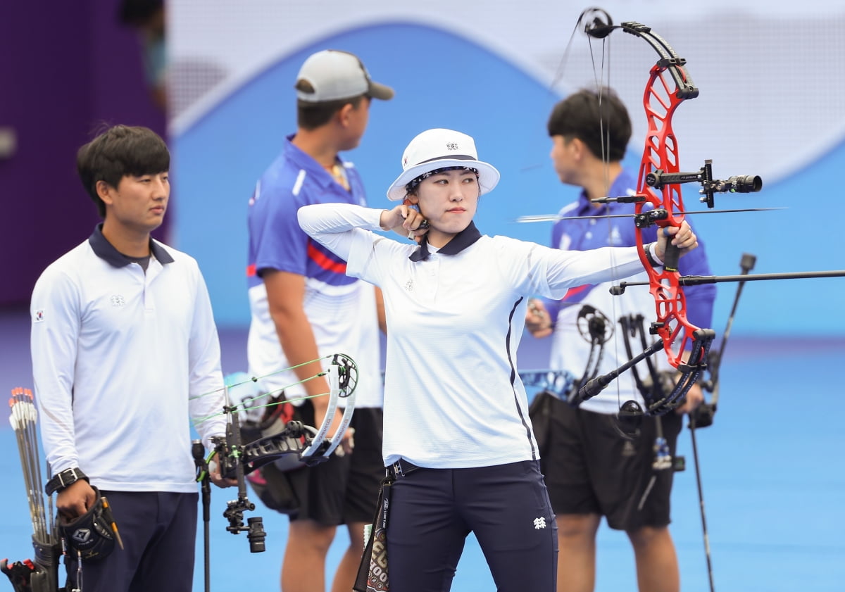  4일 중국 항저우 푸양 인후 스포츠센터에서 열린 2022 항저우 아시안게임 양궁 컴파운드 혼성전 준결승에서 소채원이 활시위를 놓고 있다. 사진=연합뉴스