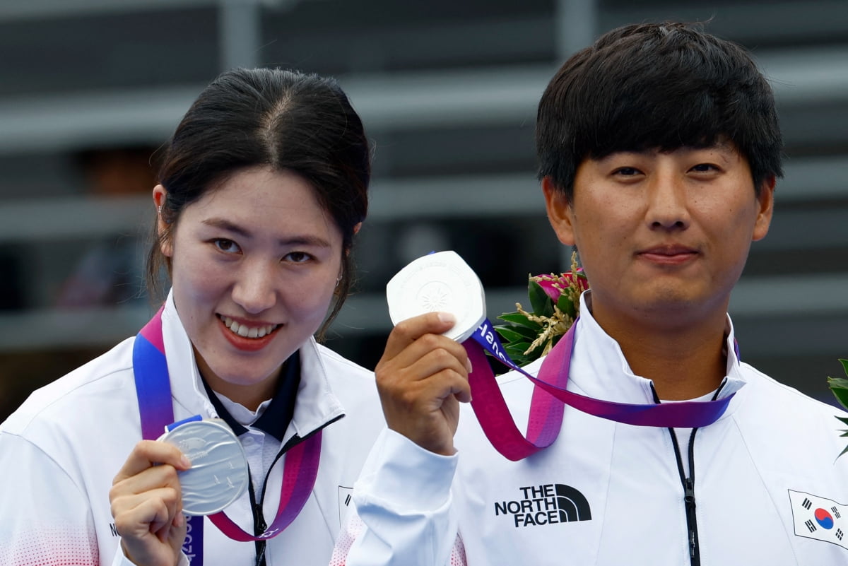 4일 중국 항저우 푸양 인후 스포츠센터 양궁장에서 2022 항저우 아시안게임 양궁 컴파운드 혼성전 결승전을 치른 소채원(왼쪽)과 주재훈이 시상대에서 은메달을 들어 보이고 있다. 사진=연합뉴스