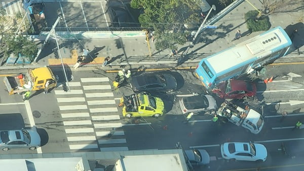  4일 오후 부산 해운대구 미포오거리에서 역카지노 룰렛판하던 승용차가 신호대기 중이던 시내버스 등을 들이받아 8명이 다쳤다. /사진=연합뉴스